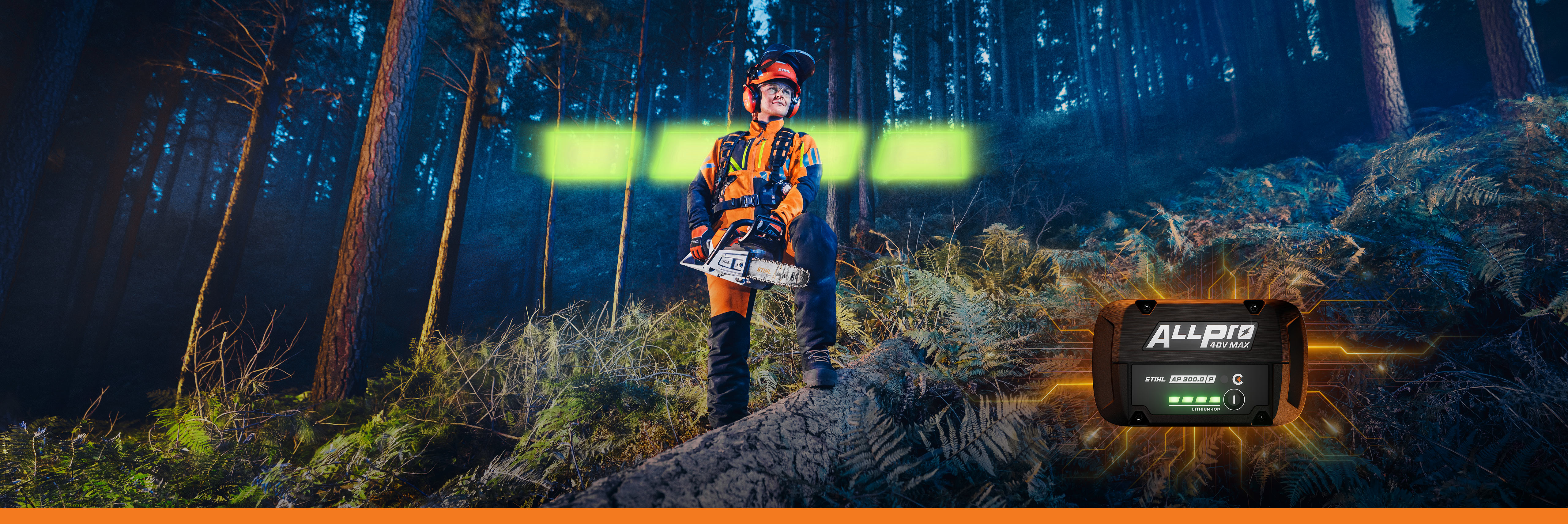 Nainen seisoo tukin päällä metsässä ja pitää kädessään akkukäyttöistä STIHL MSA 260 -moottorisahaa. Kuvassa on myös graafinen akku-elementti sekä STIHLin ALLPRO-akkujärjestelmään kuuluva laite.