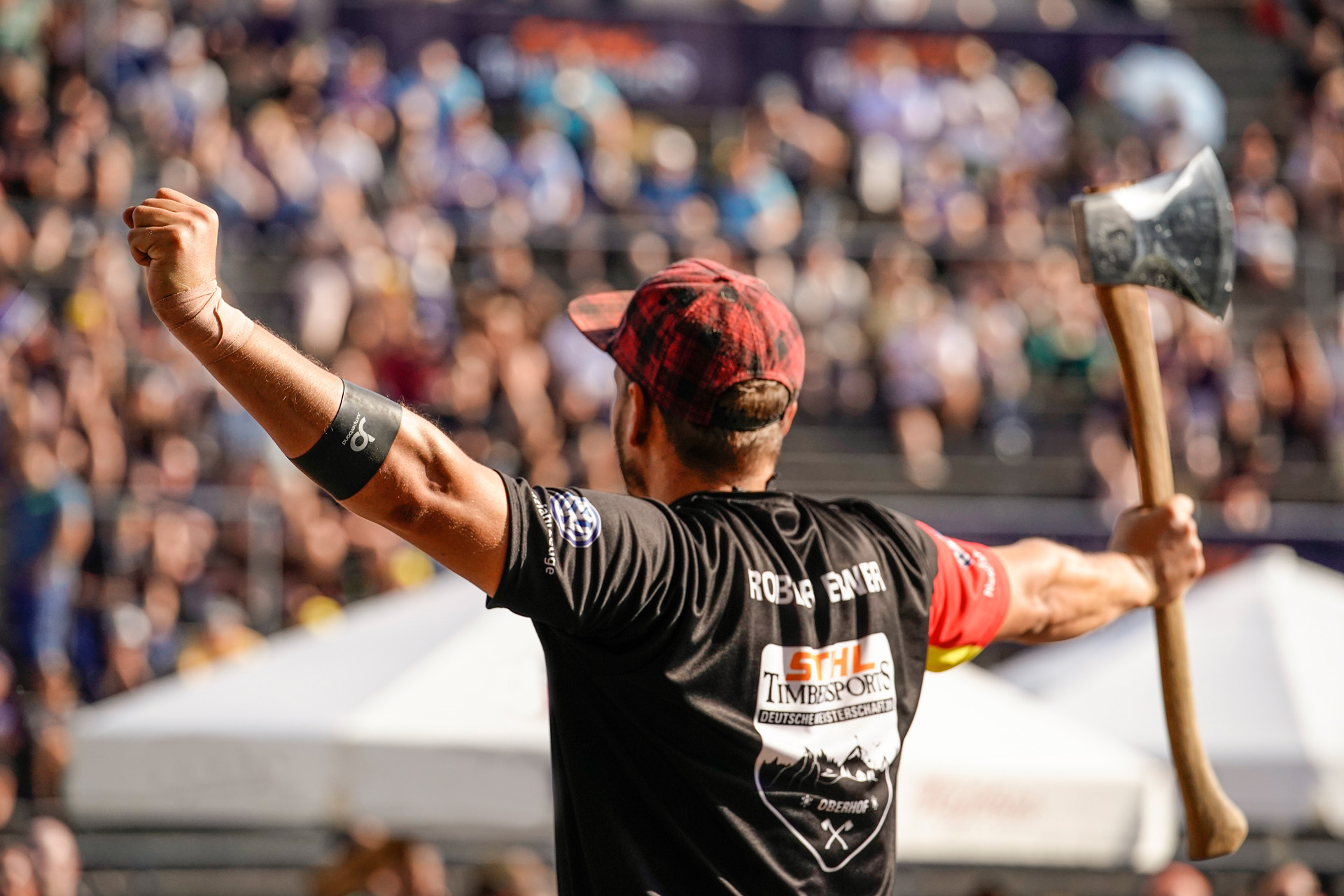 STIHL TIMBERSPORTS® -urheilija juhlimassa