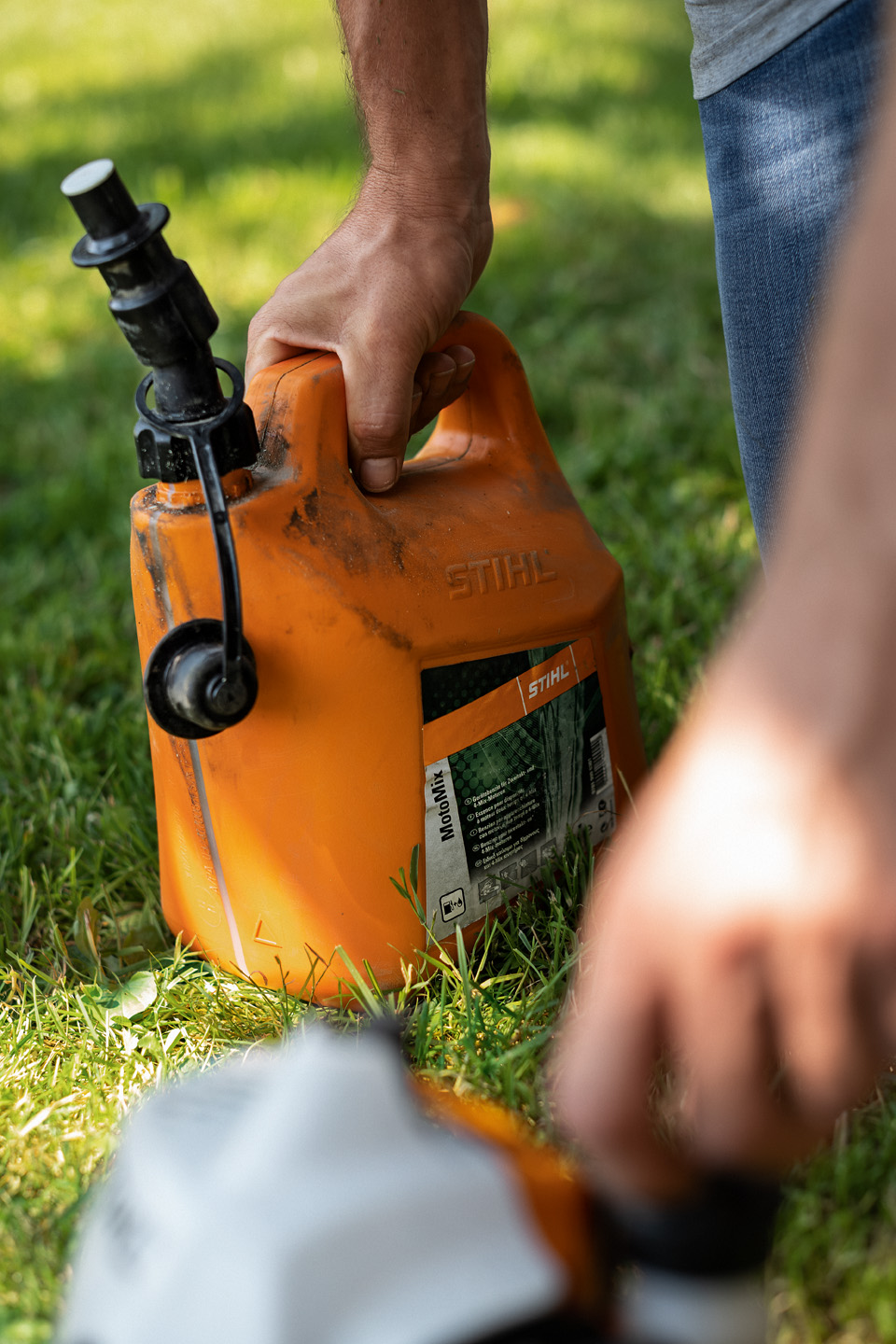 STIHL MotoMix -raivaussahan polttoaine oranssissa kanisterissa