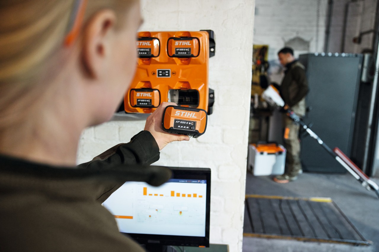Nainen kannettavan tietokoneen edessä irrottamassa AP 300 S -laitetta STIHL AL 301-4 -monilaturista