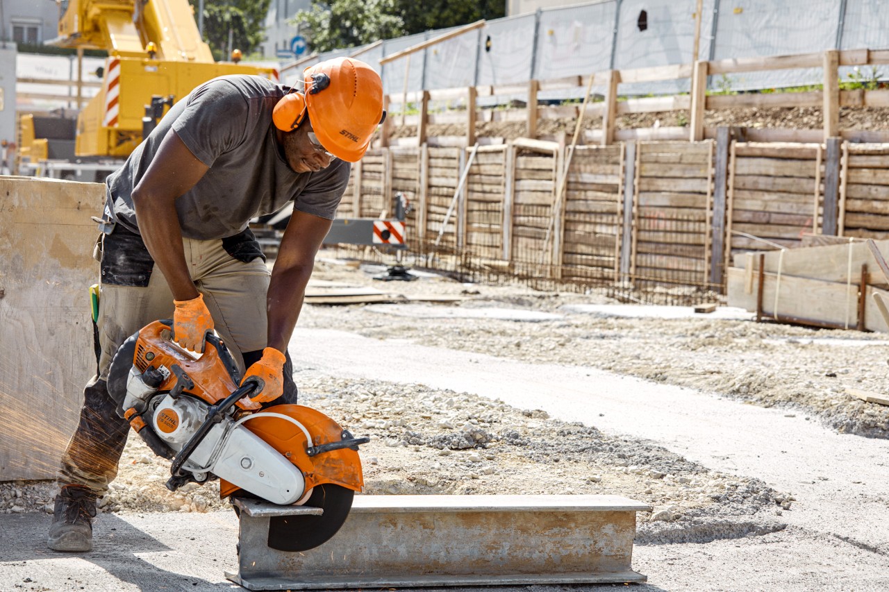 Mies käyttämässä STIHL TS 500i -laikkaleikkuria ja hiovaa katkaisulaikkaa rakennustyömaalla
