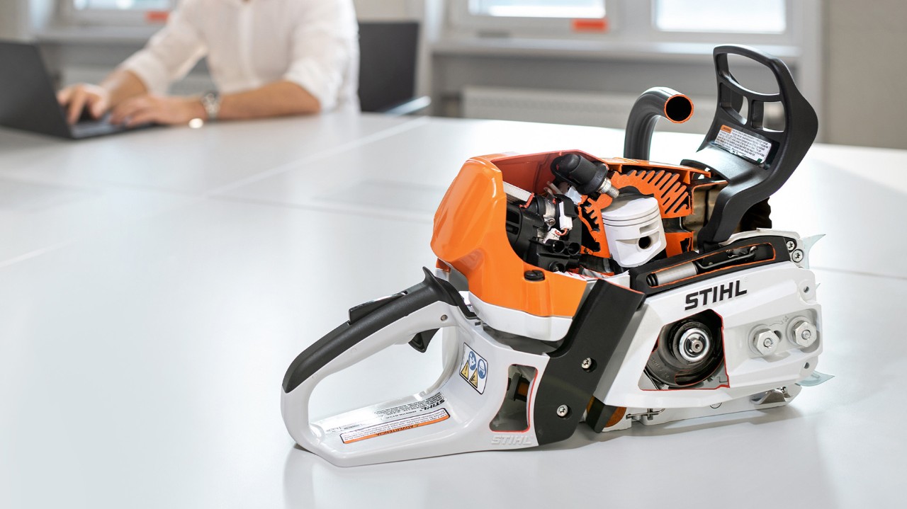Magnesiummäntä näkyvillä avatussa ja terälevyttömässä polttomoottorikäyttöisessä STIHL MS 400 C-M -moottorisahassa