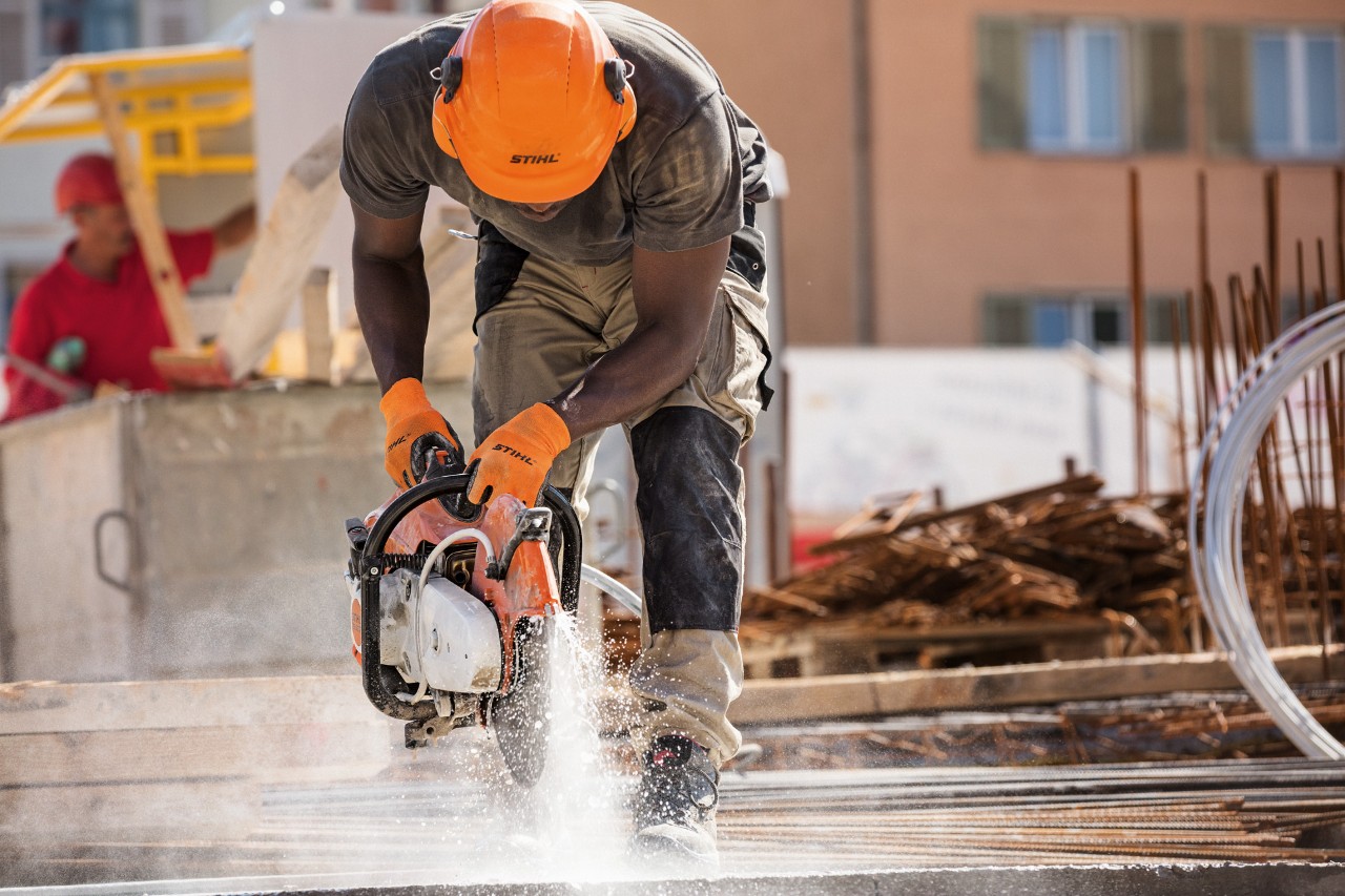 Suojavarusteisiin pukeutunut mies käyttää STIHL MS 500i -laitetta