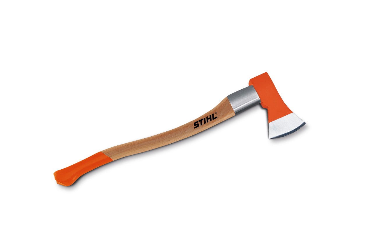 STIHL AX 16 -kirves valkoisella taustalla