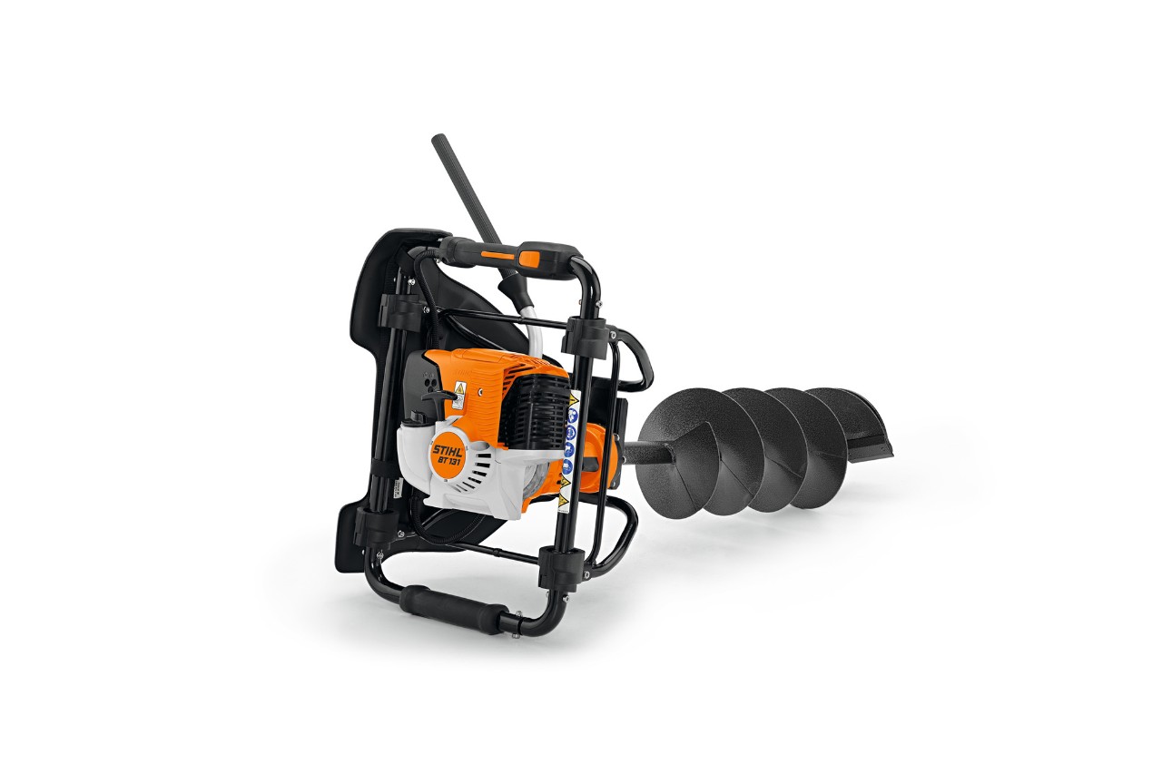 STIHL BT 131 -maakaira valkoisella taustalla