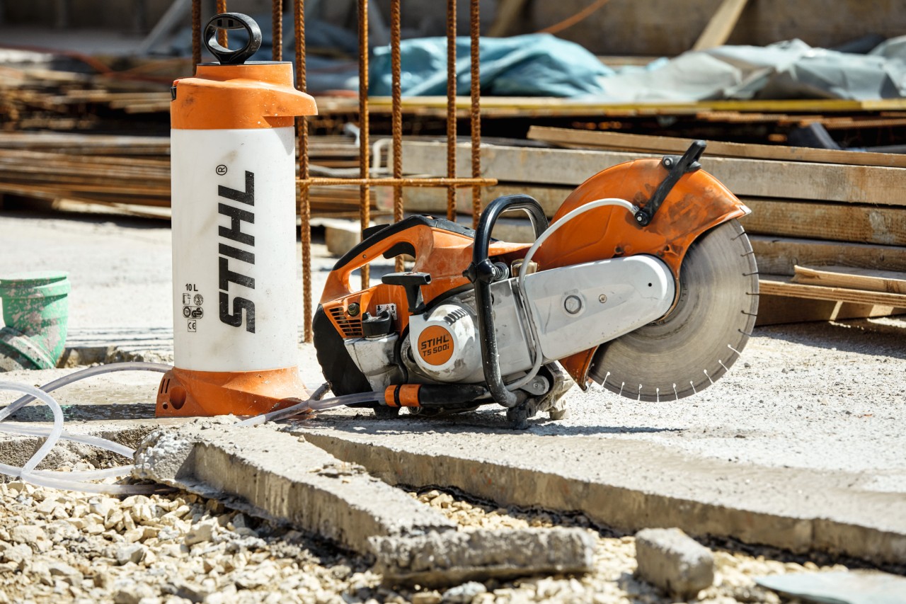 Bensiinikäyttöiset STIHL TS 500i -laikkaleikkurit rakennustyömaalla