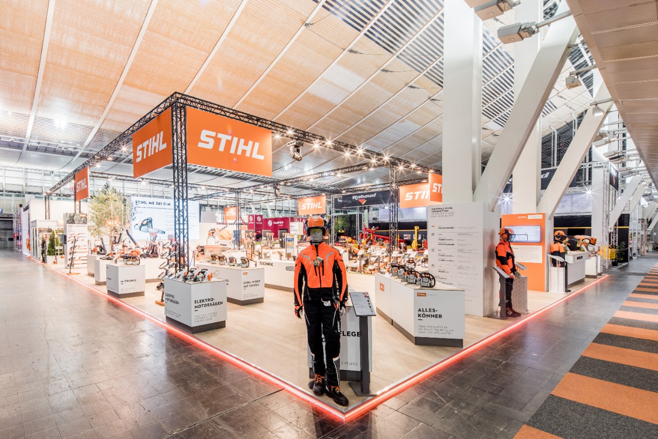 STIHL-esittelytila, jossa on moottorisahoja ja henkilönsuojaimia