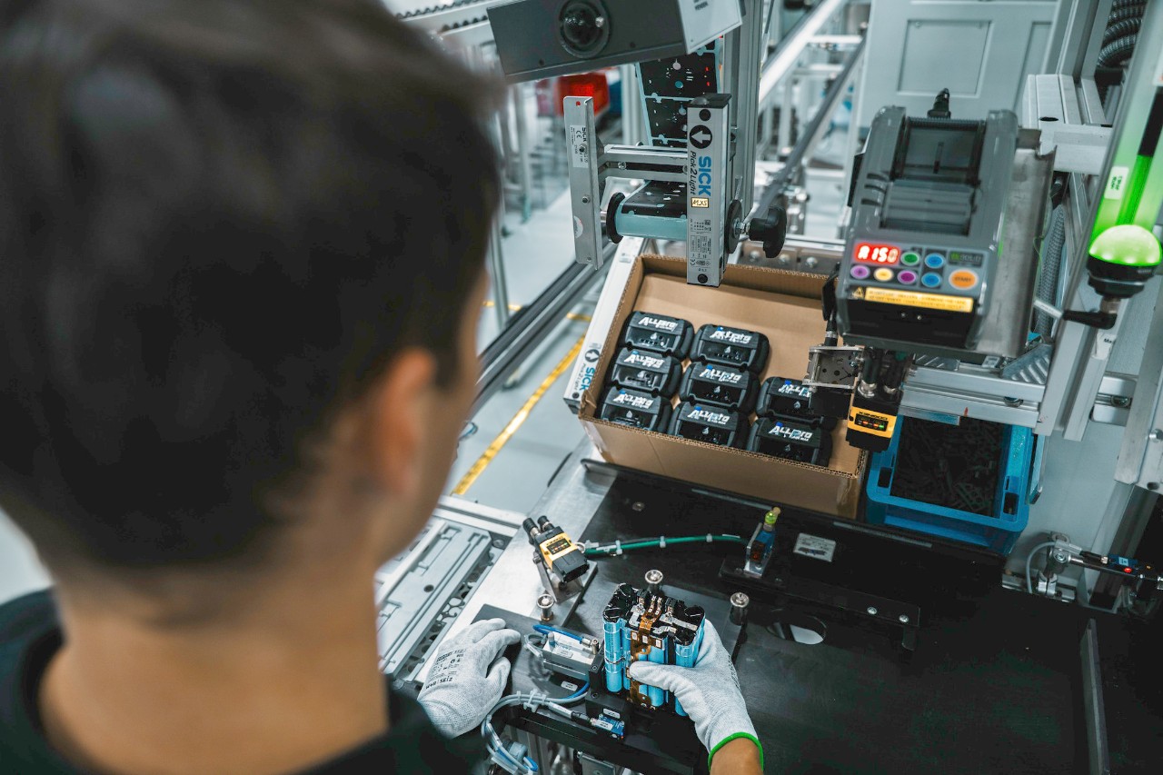 Elektroniikka on varustettu turvalaitteella.
