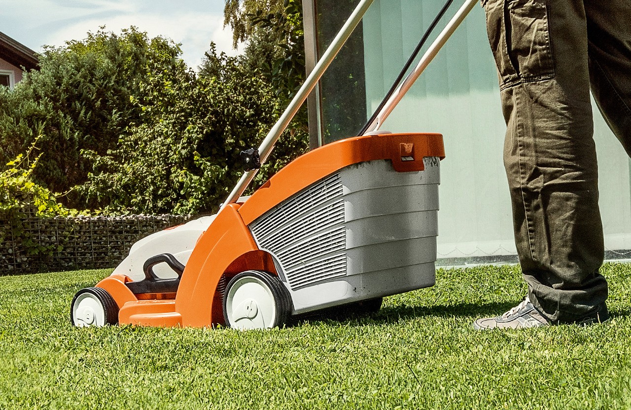 Akkukäyttöinen STIHL-ruohonleikkuri RMA 339 vihreällä nurmikolla