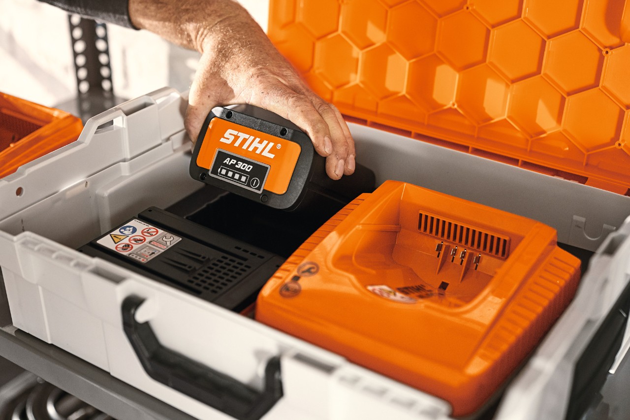 STIHL-akkukotelo, jossa litiumioniakku AP 300 ja laturi