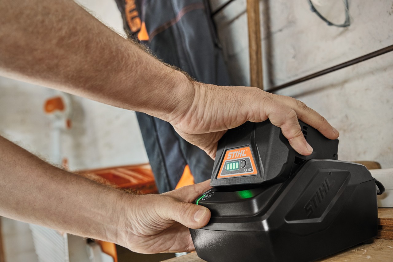 STIHL AK 30 -litiumioniakku latautumassa latausasemassa