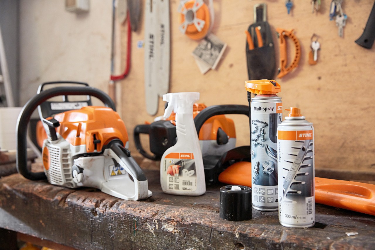 Materiaalit STIHL-moottorisahan puhdistamiseen