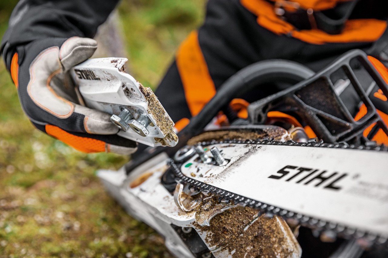Bensiinikäyttöisen STIHL MS 261 C-M -moottorisahan kunnossapito