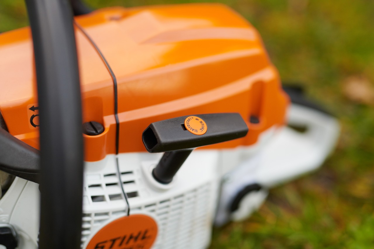 Lähikuva M-Tronicilla ja ElastoStartilla varustetun bensiinikäyttöisen STIHL MS 261 C-M -moottorisahan käynnistyskahvasta.