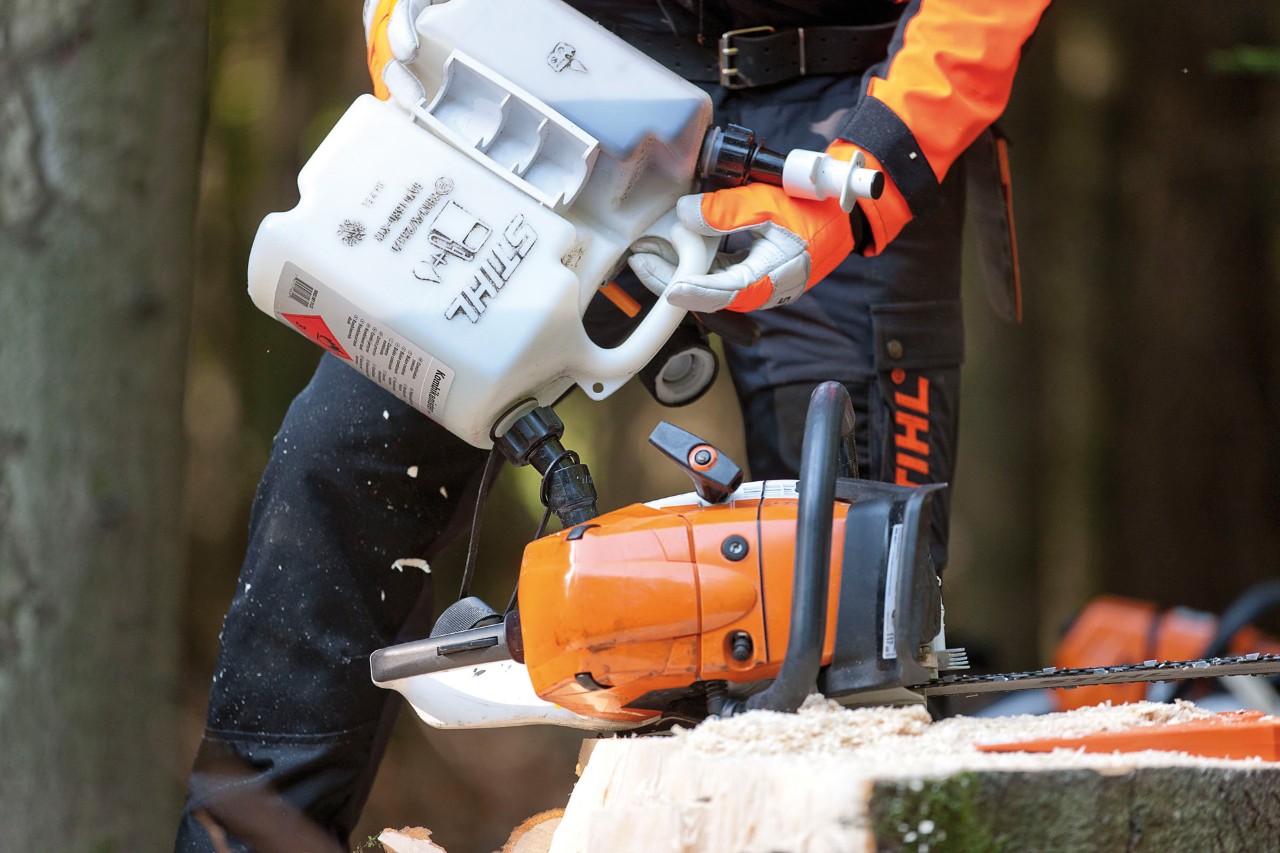 STIHL MS 441 -moottorisaha, jota täytetään yhdistelmäkanisterista