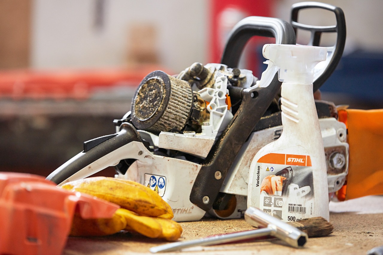 STIHL Varioclean -puhdistusaine STIHL-moottorisahan vieressä työpöydällä