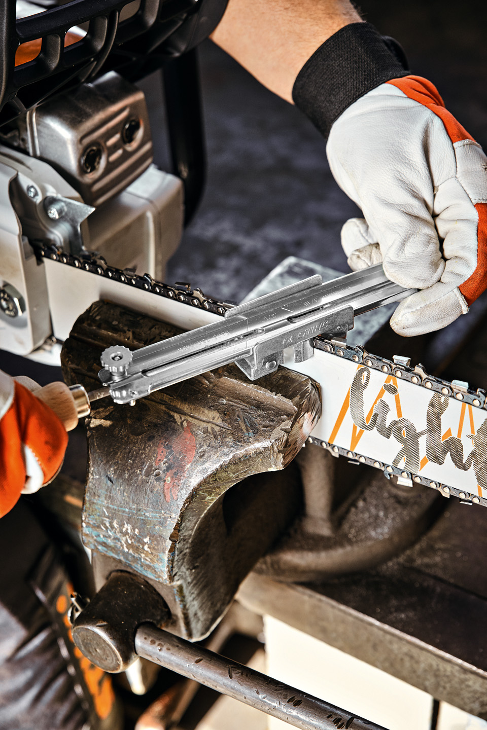 Henkilö, jonka STIHL Light 04 -terälaipassa on STIHL-viilanpidikkeen ohjain