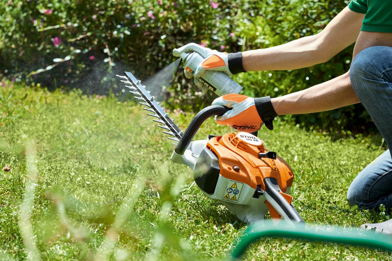  Bensiinikäyttöisen STIHL HS 82 T -pensasleikkurin suihkutus puhtaaksi