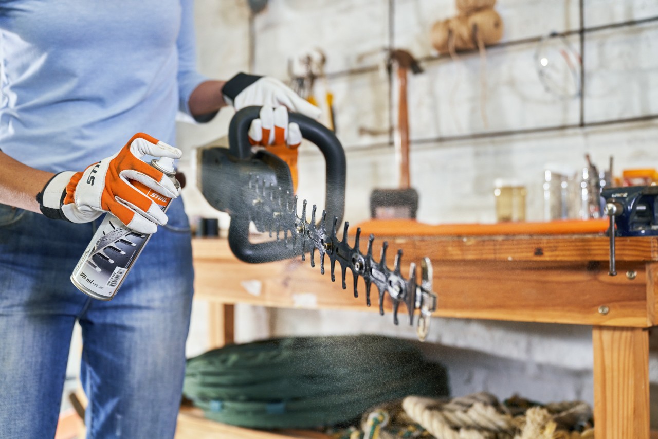 Akkukäyttöistä STIHL HSA 56 -pensasleikkuria huolletaan STIHL Superclean -hartsipuhdistusaineella