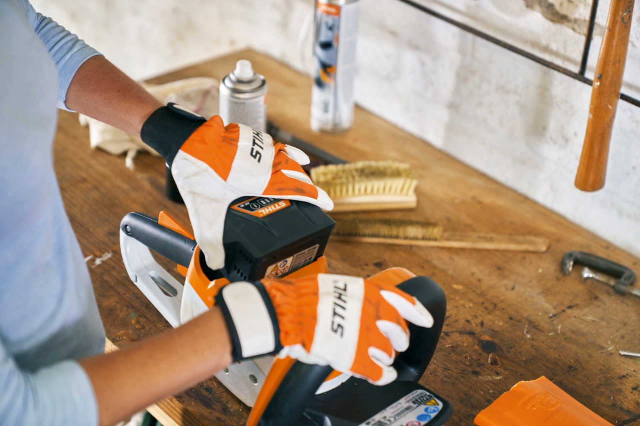 Akkukäyttöisellä STIHL HSA 56 -pensasleikkurilla työskentelyä 