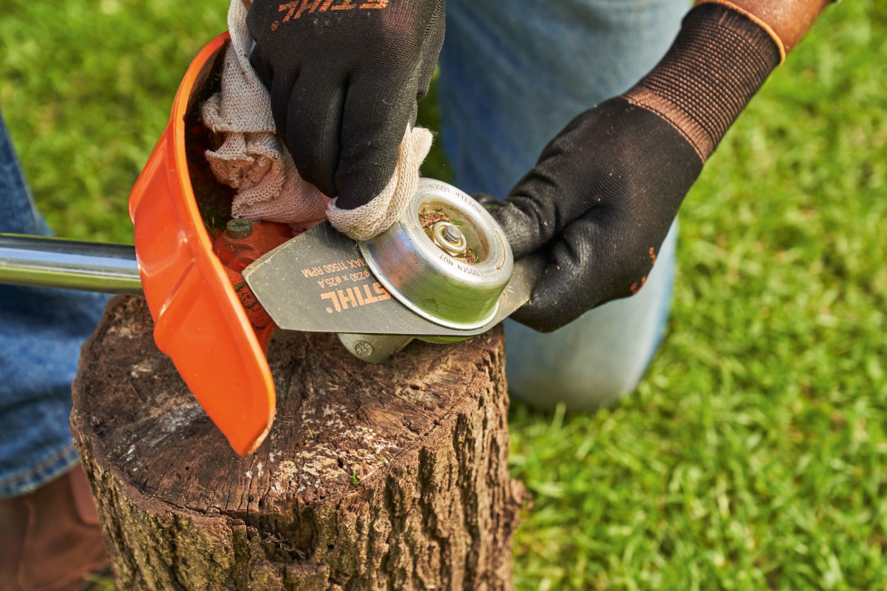 STIHL-raivaussahan raivausterän puhdistaminen kostealla liinalla