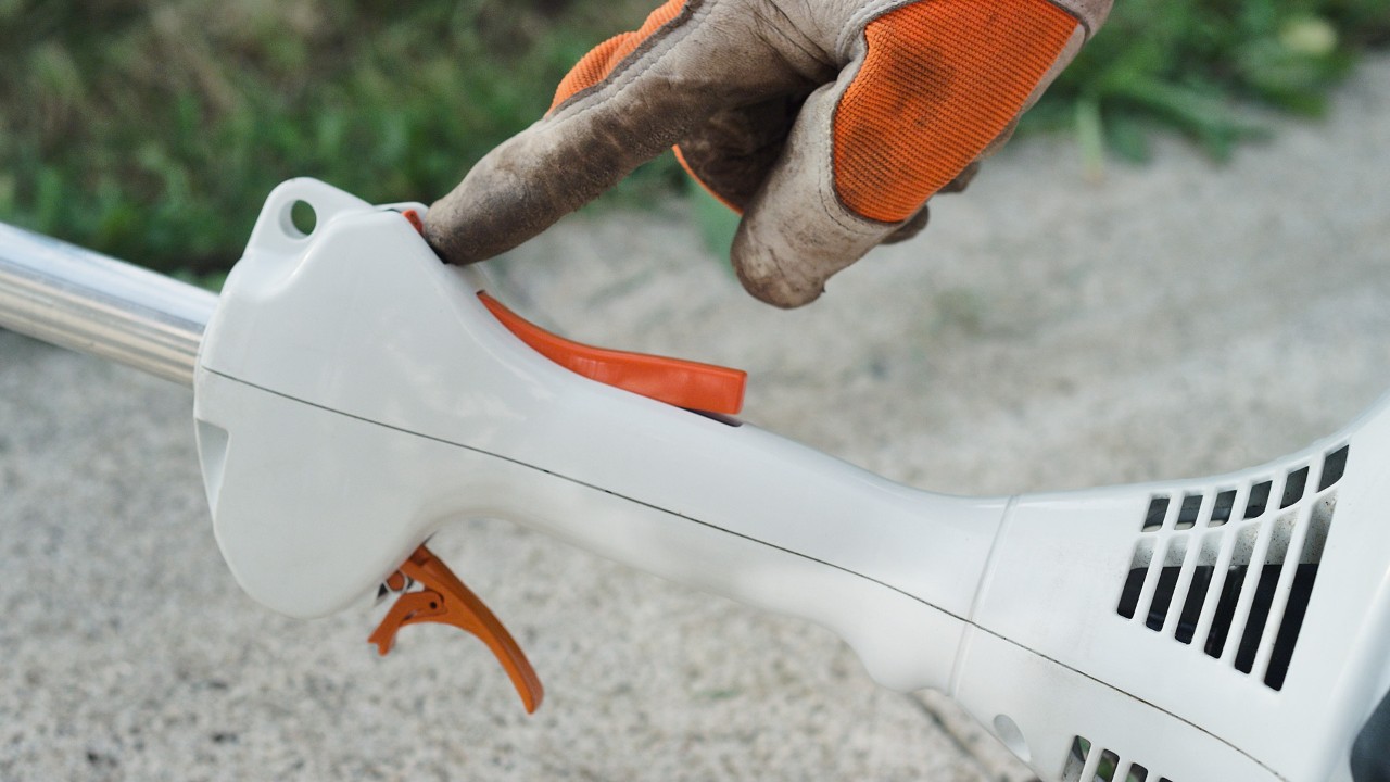 Bensiinikäyttöisen STIHL FS 38 -raivaussahan pysäytyskytkimen käyttö
