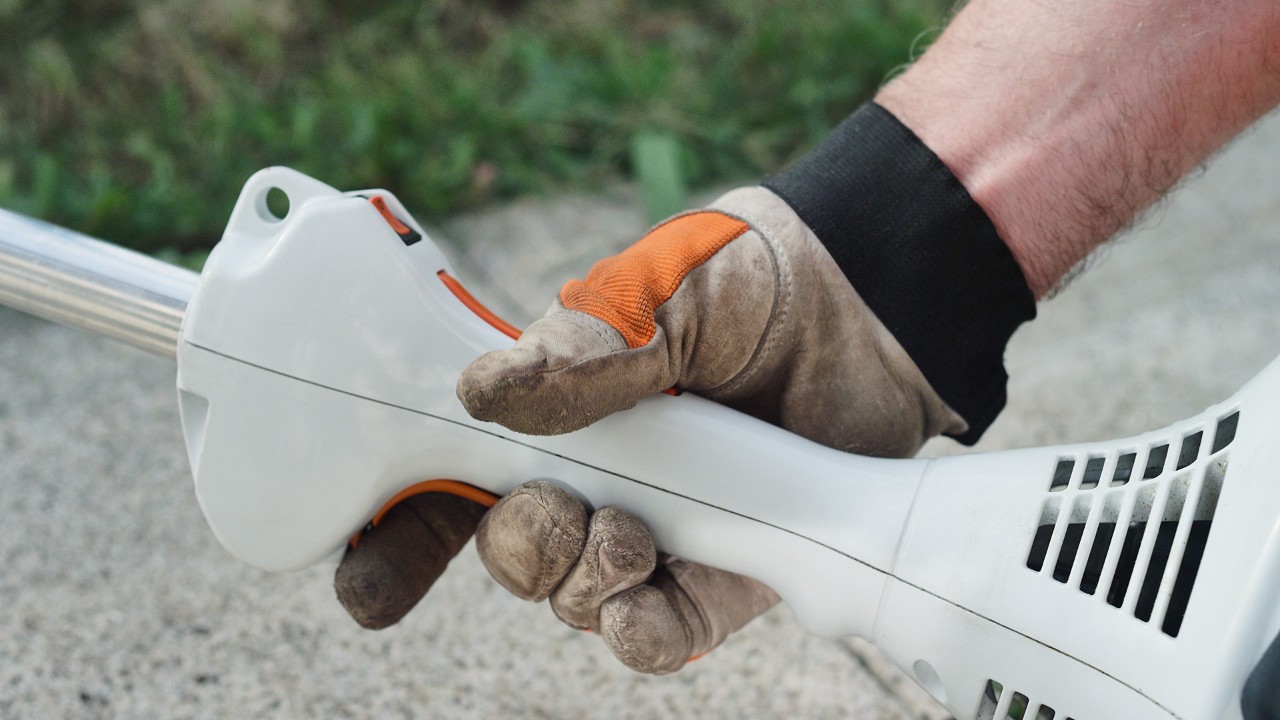Bensiinikäyttöisen STIHL FS 38 -raivaussahan kaasuvipu lukittuu paikalleen