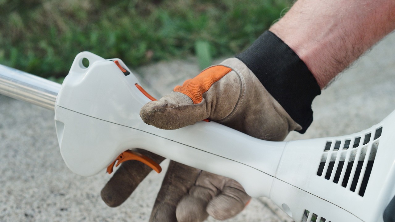 Bensiinikäyttöinen STIHL FS 38 -raivaussaha käynnistyskaasuasennossa