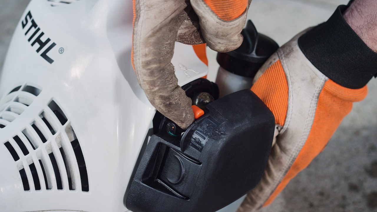 Bensiinikäyttöisen STIHL FS 38 -raivaussahan rikastinvivun käyttö