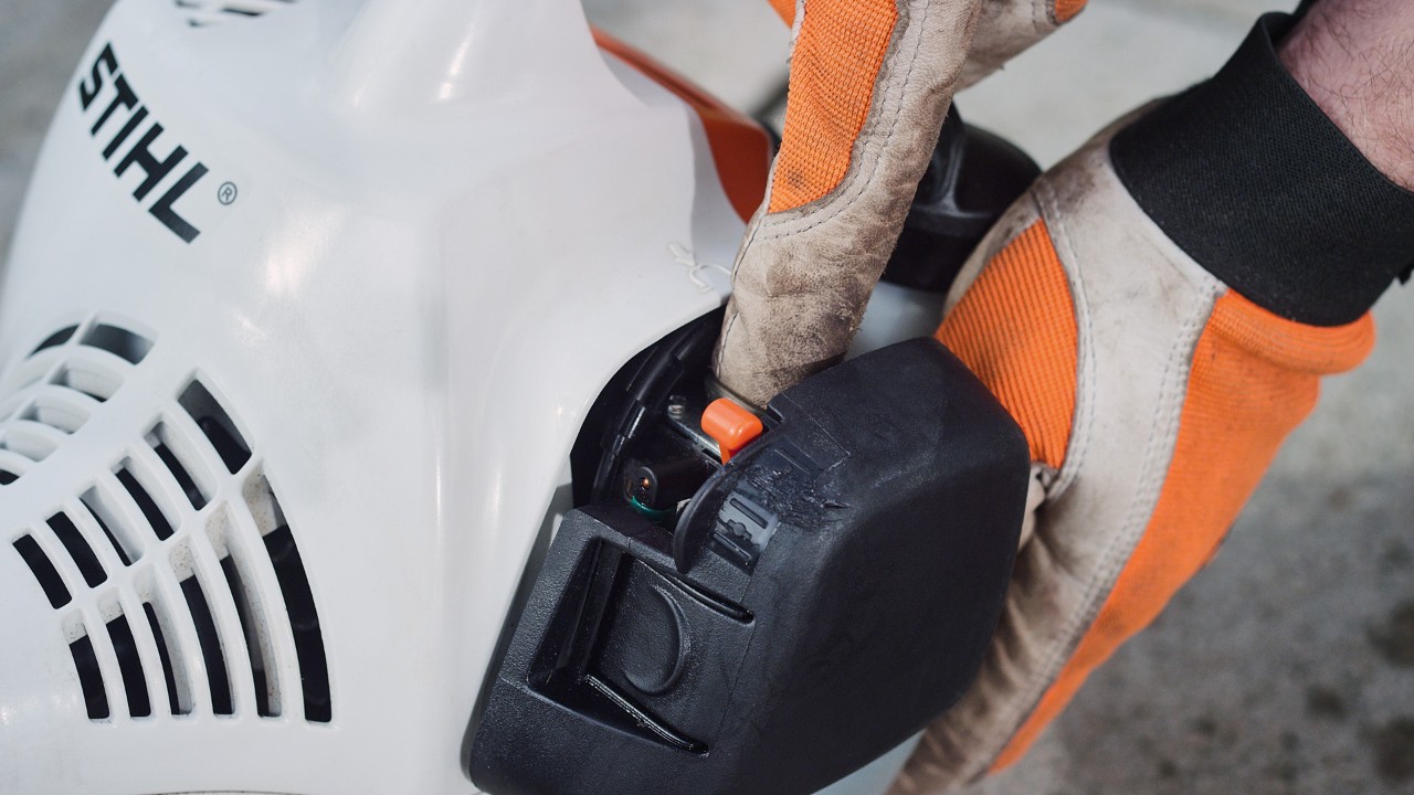 Bensiinikäyttöisen STIHL FS 38 -raivaussahan polttoainepumpun painaminen