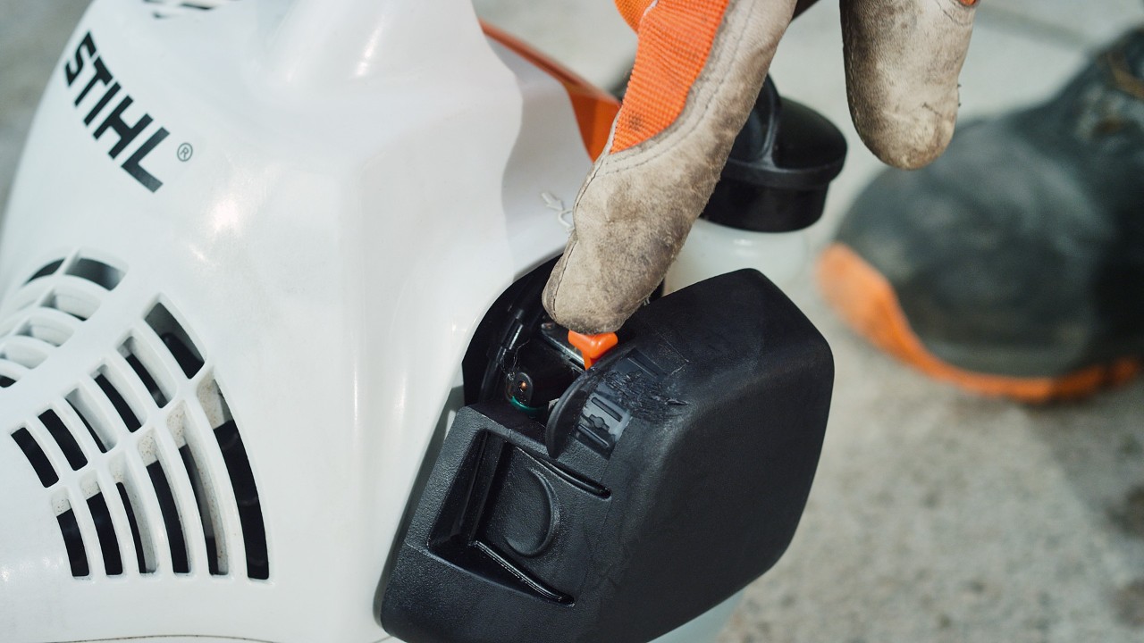 Bensiinikäyttöisen STIHL FS 38 -raivaussahan rikastimen avaaminen