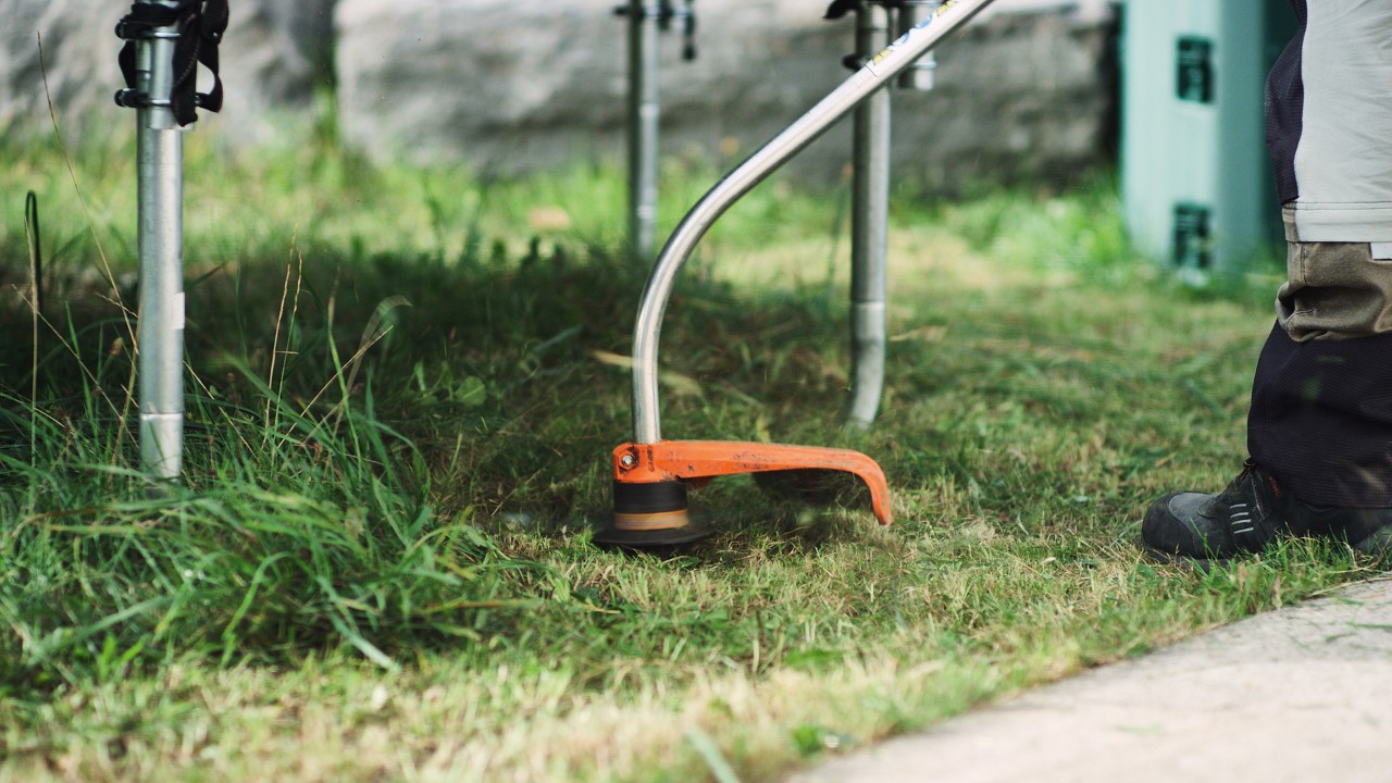 Bensiinikäyttöisen STIHL FS 38 -raivaussahan käyttö nurmikon reunojen siistimiseen