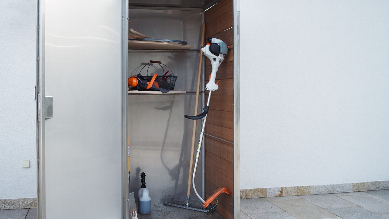 Bensiinikäyttöistä STIHL FS 38 -raivaussahaa säilytetään sammutettuna kaapissa