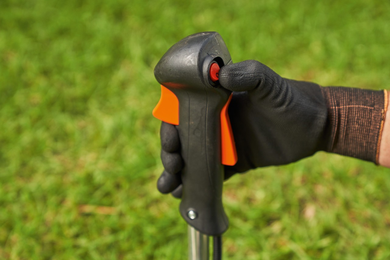 Mies sammuttamassa bensiinikäyttöistä STIHL FS 56 -raivaussahaa