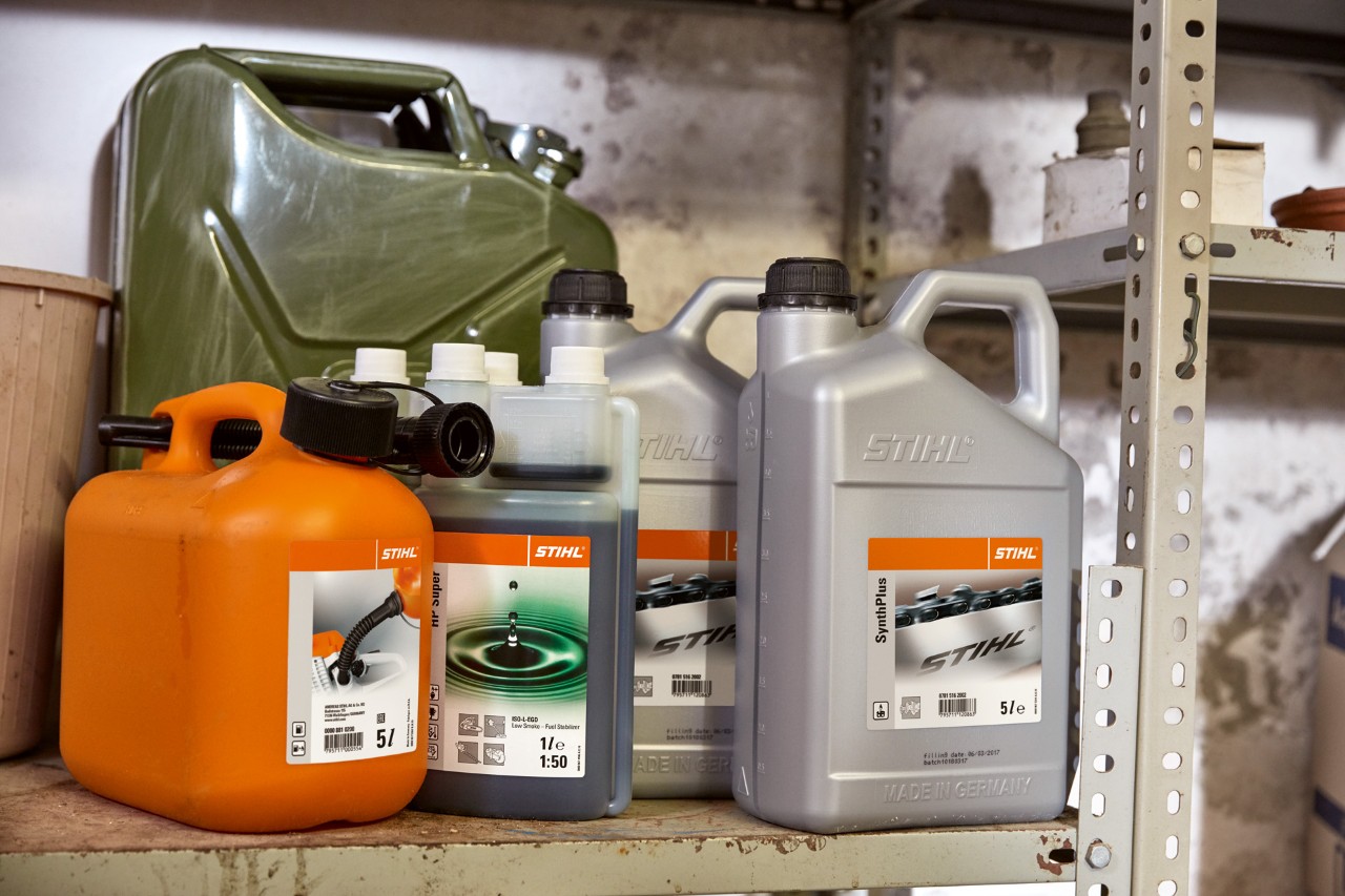 Sarja kanistereita, joka sisältää pullon STIHL HP Super -kaksitahtimoottoriöljyä ja oranssin yhdistelmäkanisterin