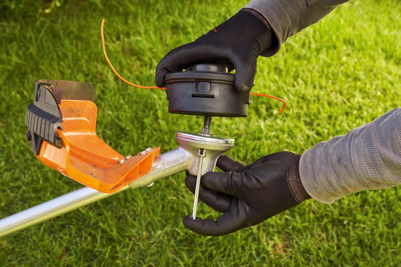 STIHL-ruohotrimmerin vaihtopää kierretään työkaluun