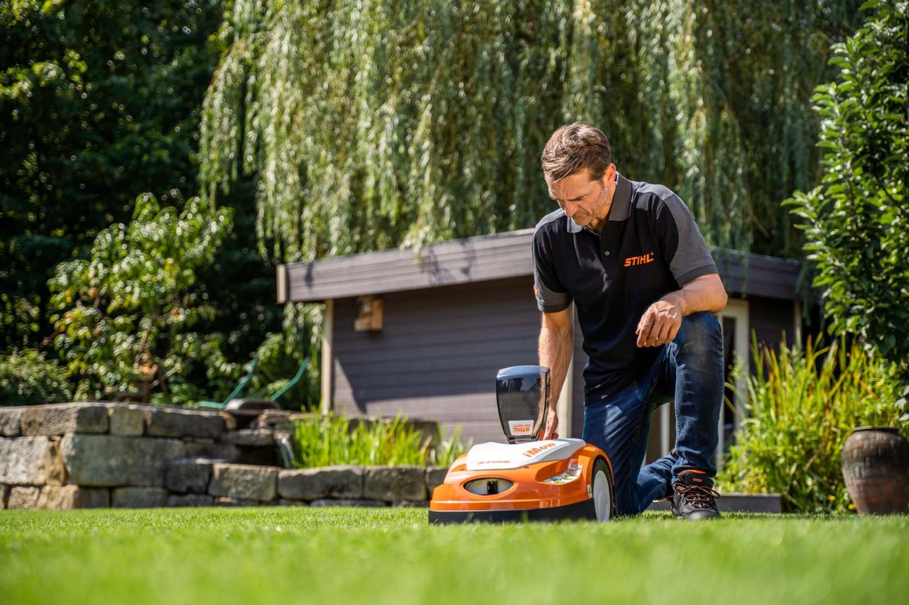 STIHL-jälleenmyyjä asettamassa STIHL iMOW® RMI 422 -robottiruohonleikkurin leikkuuaikoja 