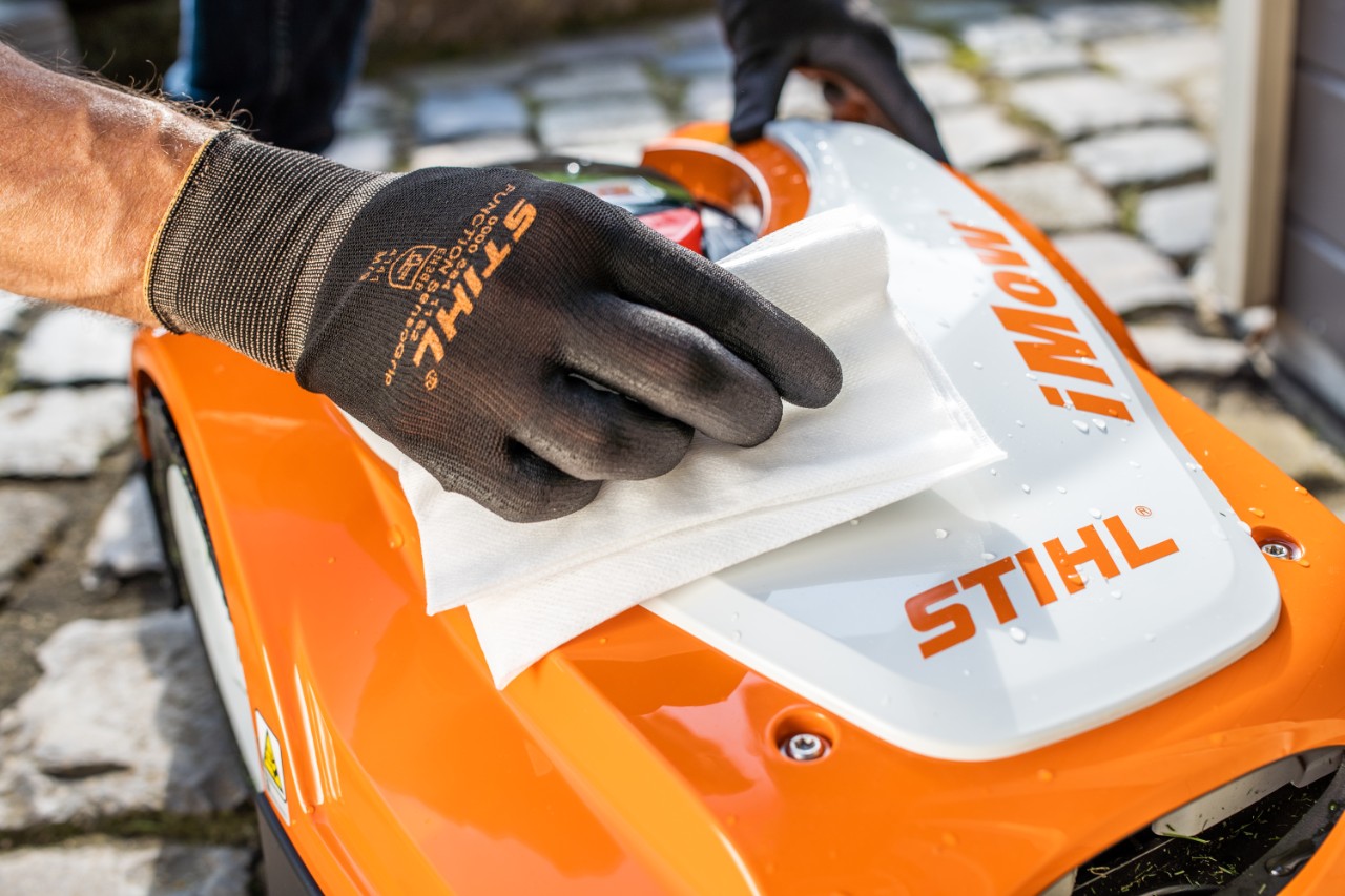  STIHL iMOW® 422 -robottiruohonleikkurin puhdistaminen liinalla ja varastointi talvikauden ajaksi