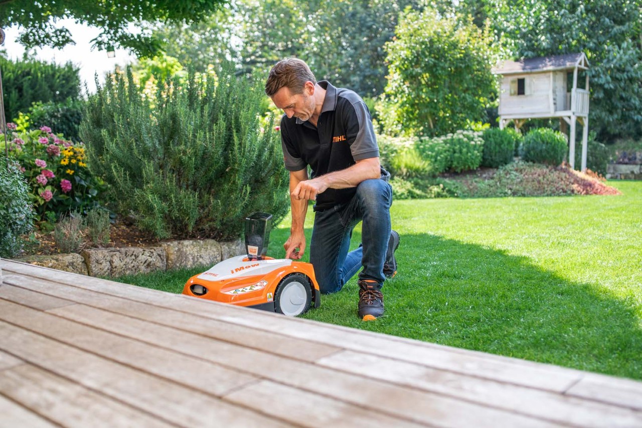STIHL-jälleenmyyjä asettaa STIHL RMI 422 iMOW® -robottiruohonleikkurin dynaamisen leikkuuaikataulun vihreälle nurmikolle