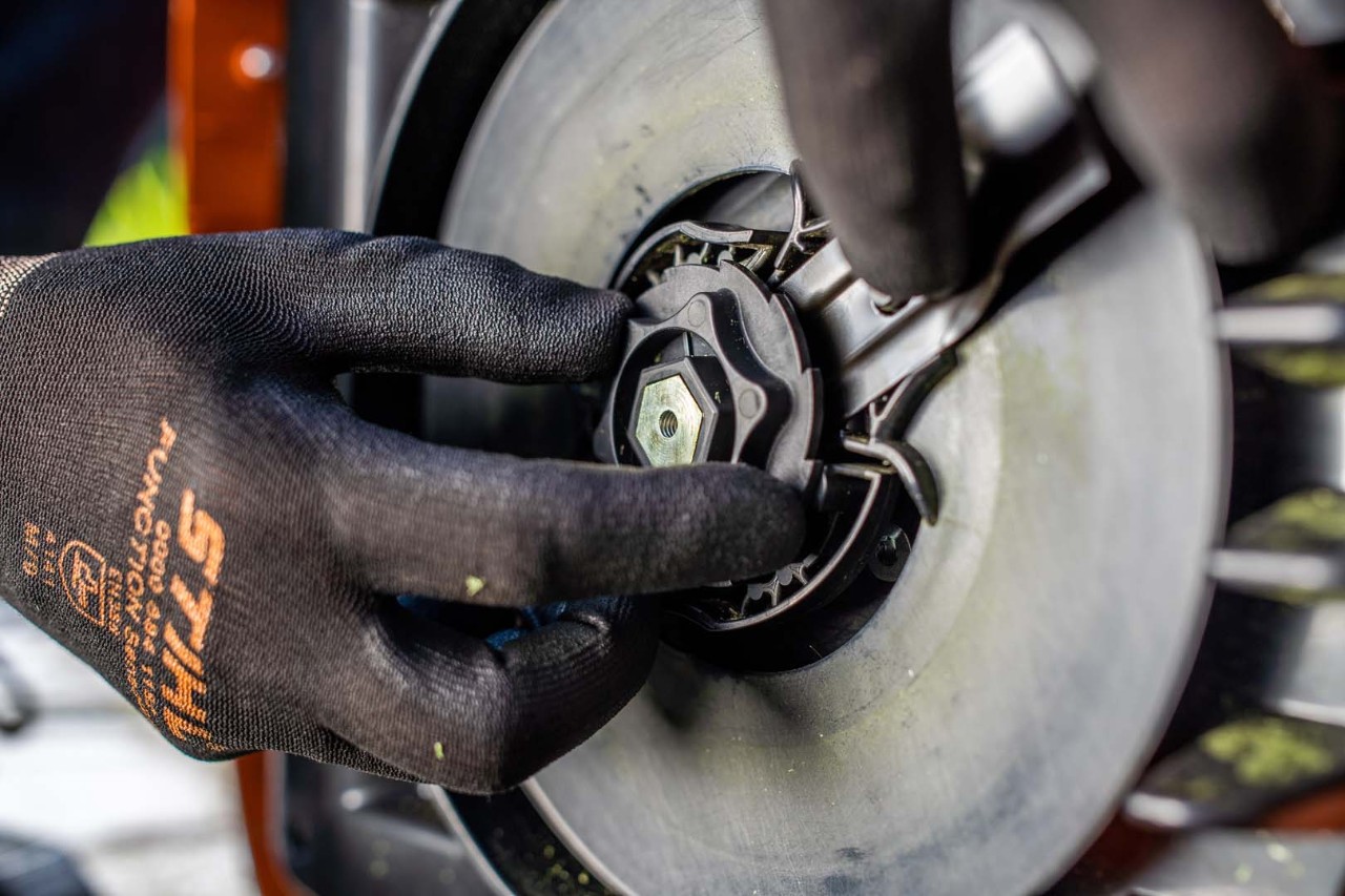 Lähikuva STIHL iMOW® -robottiruohonleikkurin leikkuulaitteesta kokoamisen aikana
