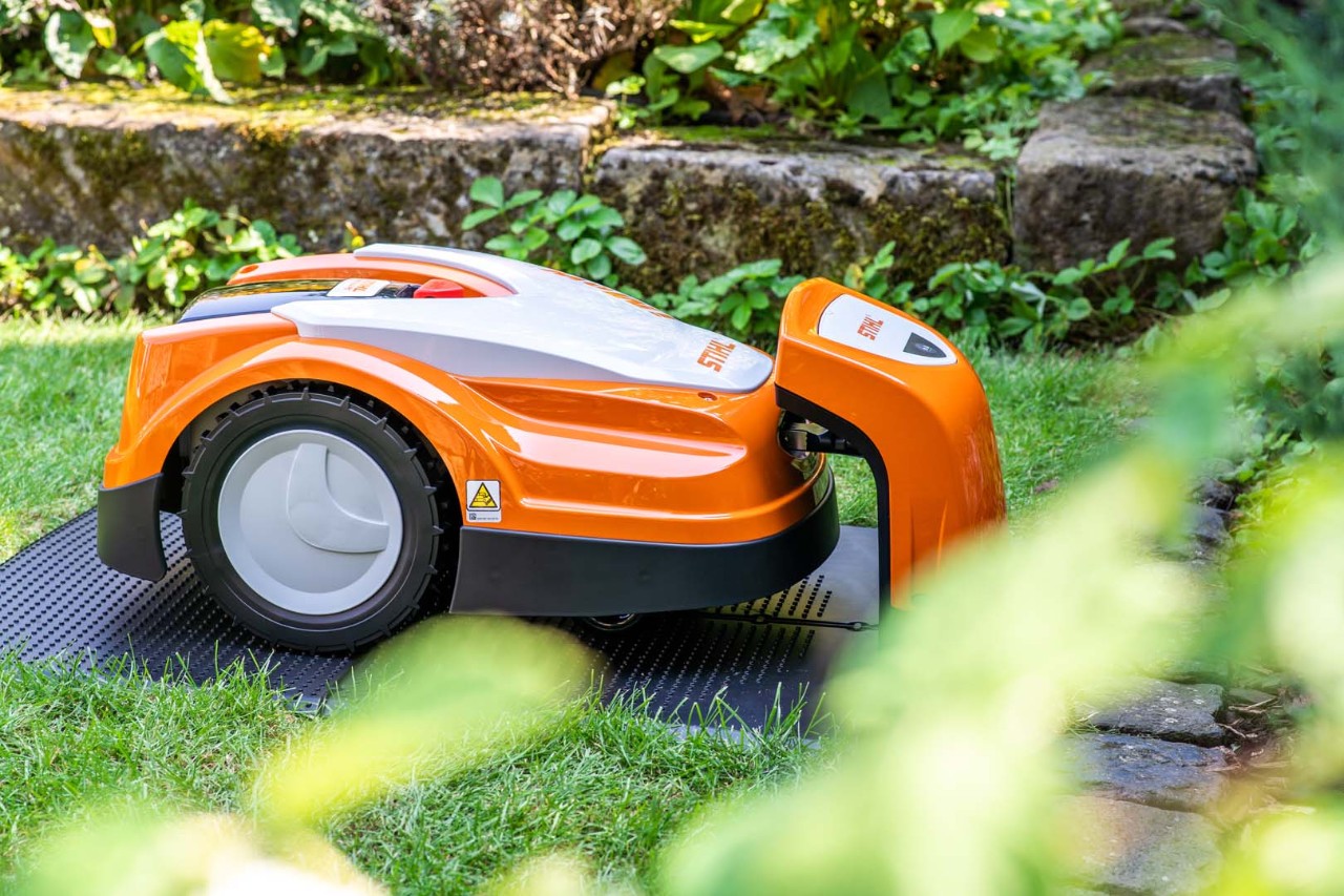 STIHL iMOW® 422 -robottiruohonleikkuri puutarhan latausasemassa