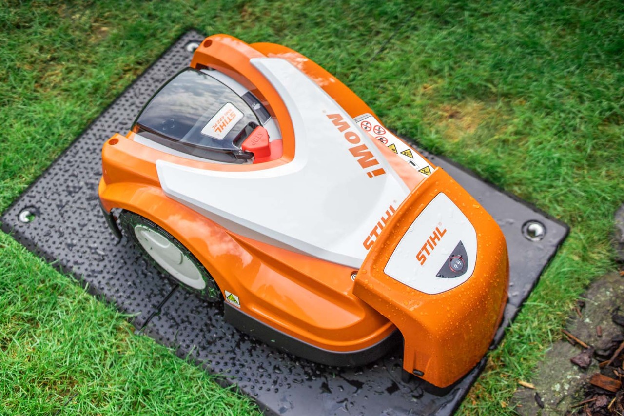 STIHL iMOW® 422 -robottiruohonleikkuri telakointiasemassa nurmikolla