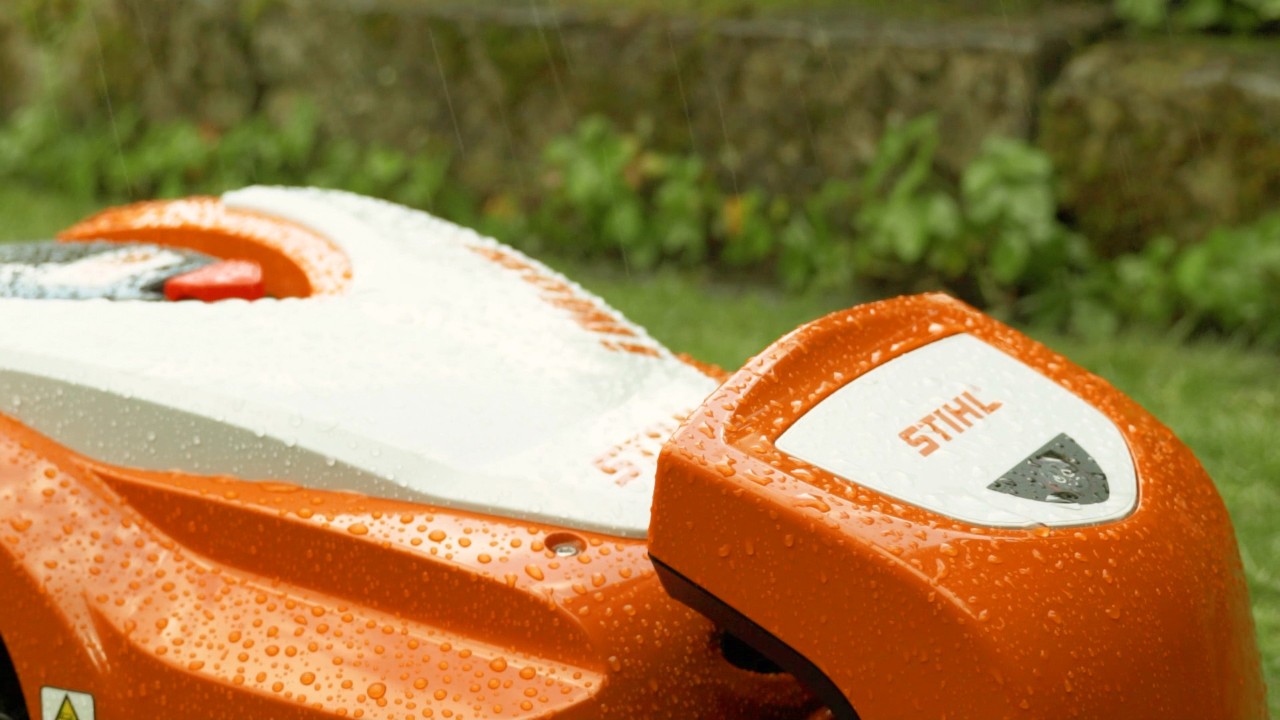 STIHL iMOW® -robottiruohonleikkuri ulkona sateessa
