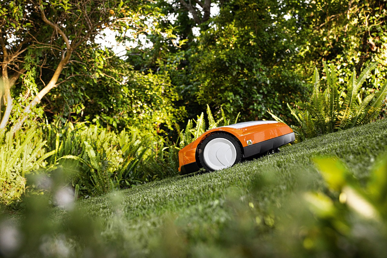 STIHL iMOW® RMI 632 -robottiruohonleikkuri mäkisellä nurmikolla 