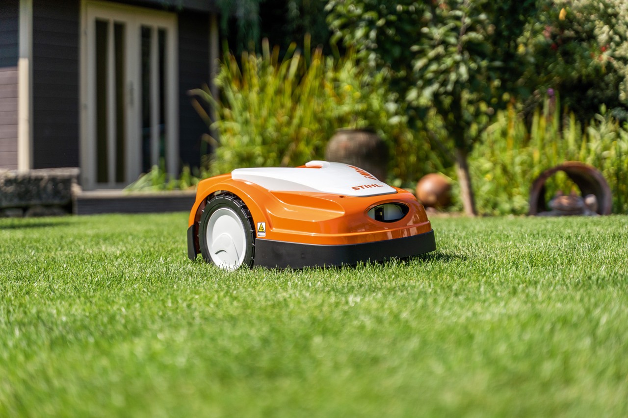 STIHL iMOW® RMI 422 -robottiruohonleikkuri vihreällä nurmikolla talon edessä