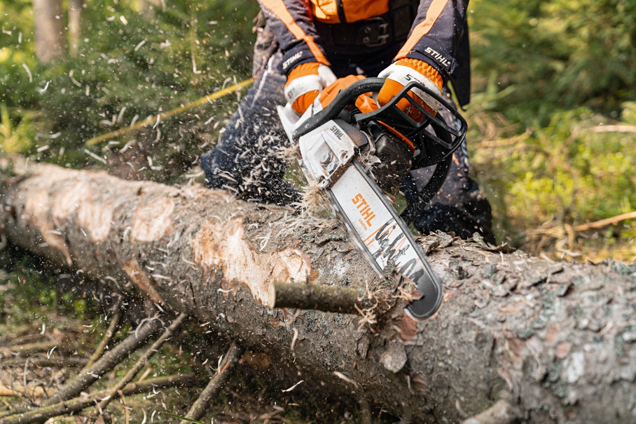 Puuta kuoritaan polttomoottorikäyttöisellä STIHL MS 261 C-M -moottorisahalla, jossa on 2-MIX-moottori ja Light 04 -terälevy