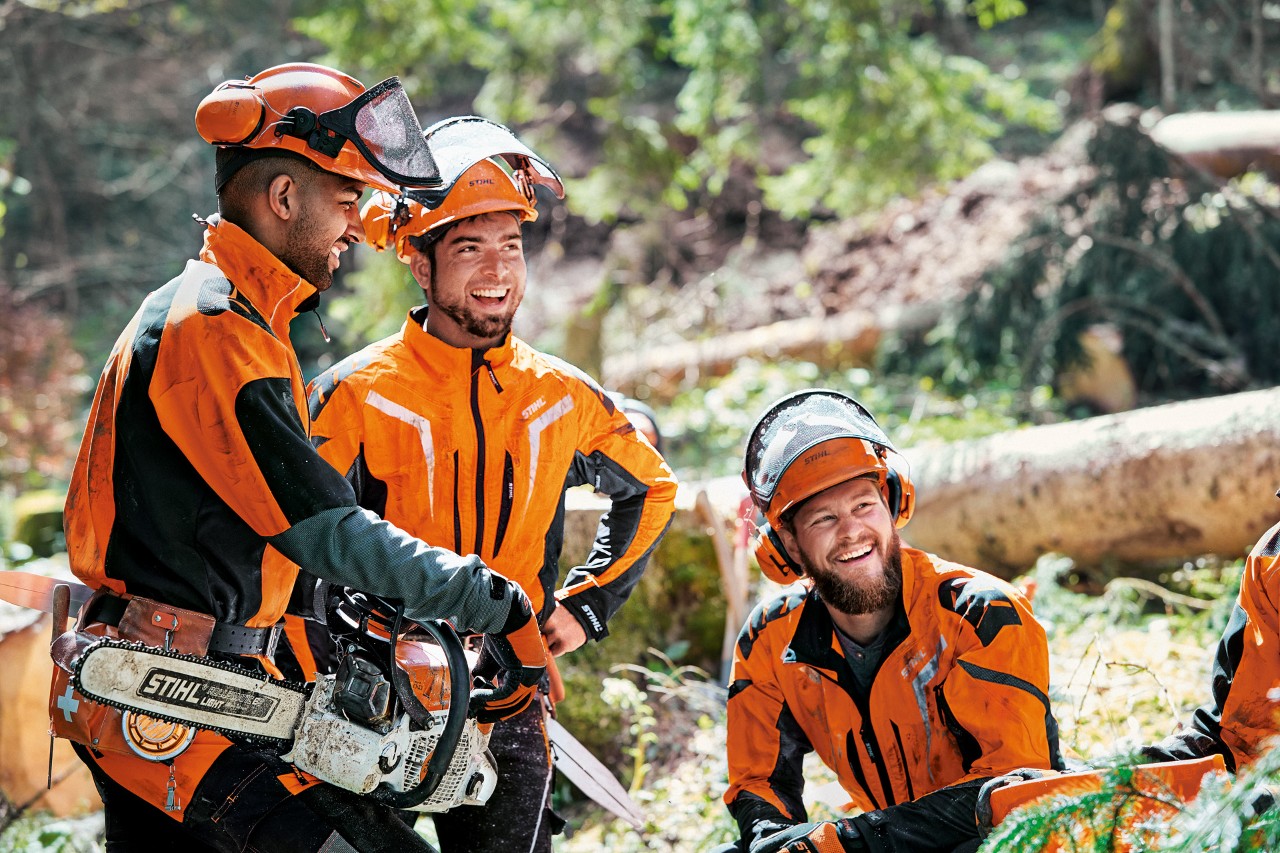 Metsuri STIHL-suojavaatteissa STIHL MS 462 -tuotteen kanssa