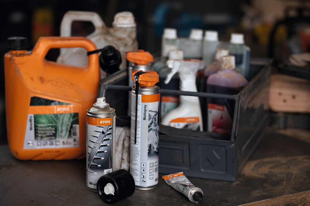 Erilaisia STIHL-polttoaineita ja -voiteluaineita, osa pakkauksessa