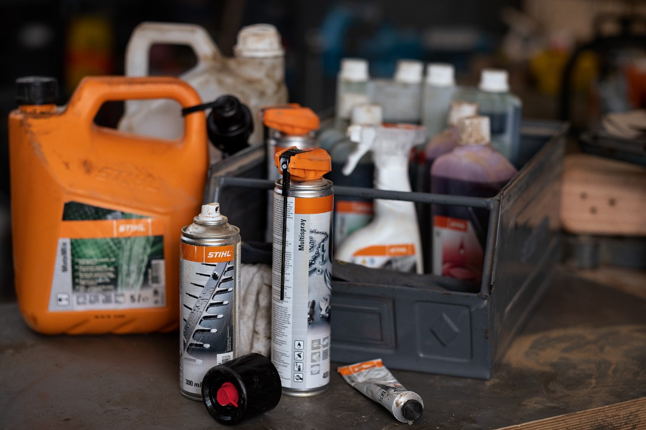Erilaisia STIHL-polttoaineita ja -voiteluaineita, osa pakkauksessa 