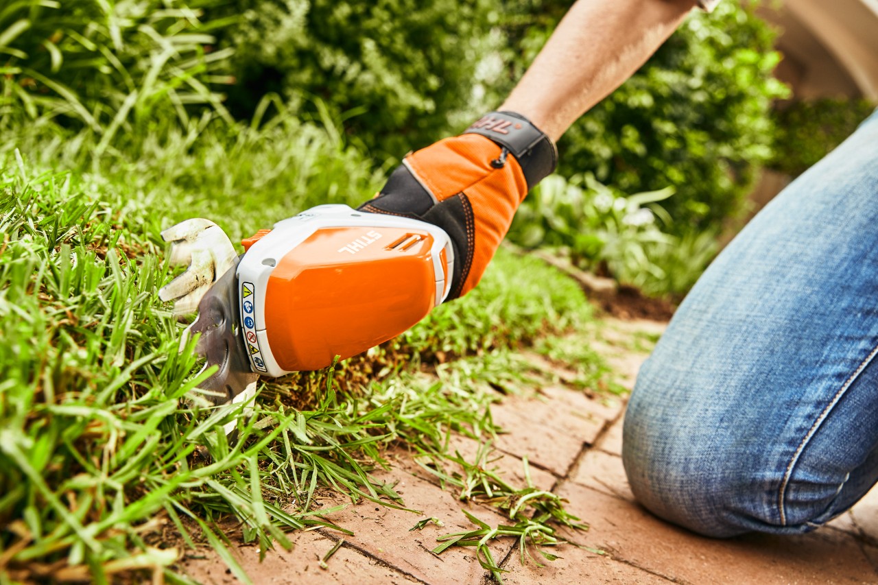 Nurmikon reunojen leikkaaminen suosituimmalla tuotteella: akkukäyttöiset STIHL HSA 26 -pensassakset